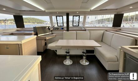 Salon Innenaufnahme des Schwesterkatamarans Astrea 42 "Calypso" in Rogoznica in Kroatien