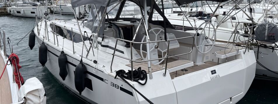 Heck der Segelyacht Bavaria C38 „Williams“ mit Bimini und Doppelsteuerstand am Liegeplatz in Pula – Yachtcharter Kroatien