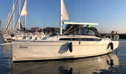 Bugansicht der Segelyacht Bavaria cruiser 34.2 „Solvig“ am Liegeplatz in Heiligenhafen – Yachtcharter Ostsee