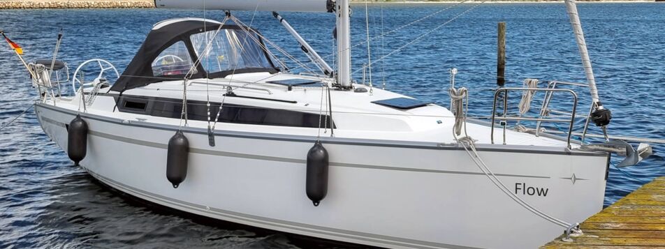 Bug- und Seitenansicht der Segelyacht Bavaria cruiser 34.2 „Flow“ am Steg in Heiligenhafen – Yachtcharter Ostsee