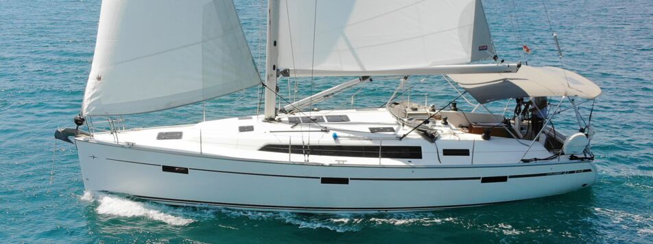 Seitenansicht der Segelyacht Bavaria cruiser 41 „Raven“ unter vollen Segeln vor der Küste bei Pula – Yachtcharter Kroatien