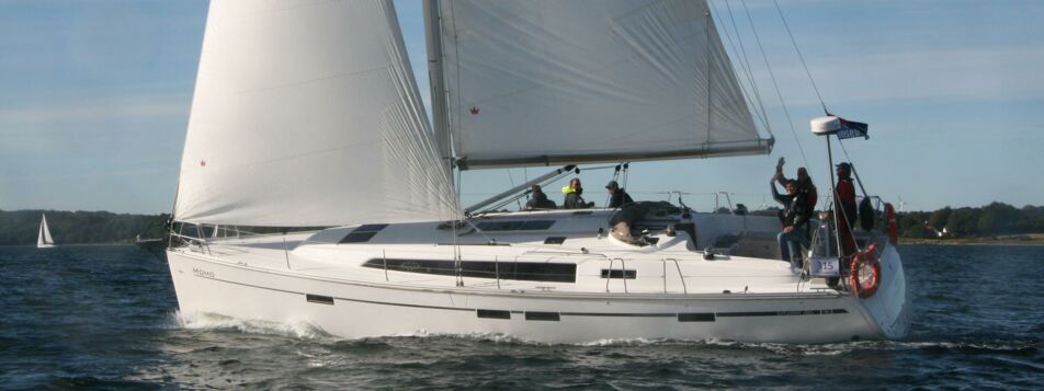 Backbord Aussenansicht unter Segeln in Schräglage der Bavaria Cruiser 46 „Momo“ in Heiligenhafen