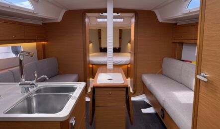 Heller und offener Salon der Segelyacht Dufour 37 „Chiquitita“ mit zentralem Salontisch und offener Pantry – Yachtcharter Ostsee