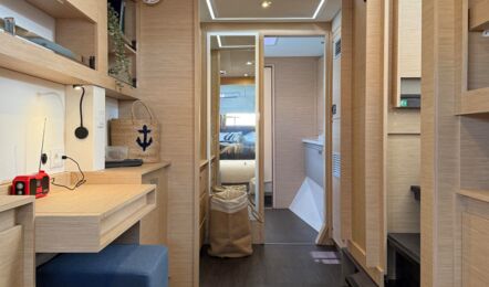 Gang im Rumpf mit Schminktisch und Zugang zu Kabine und Nasszelle im Katamaran Elba 45 „Yara“ – Yachtcharter Mallorca