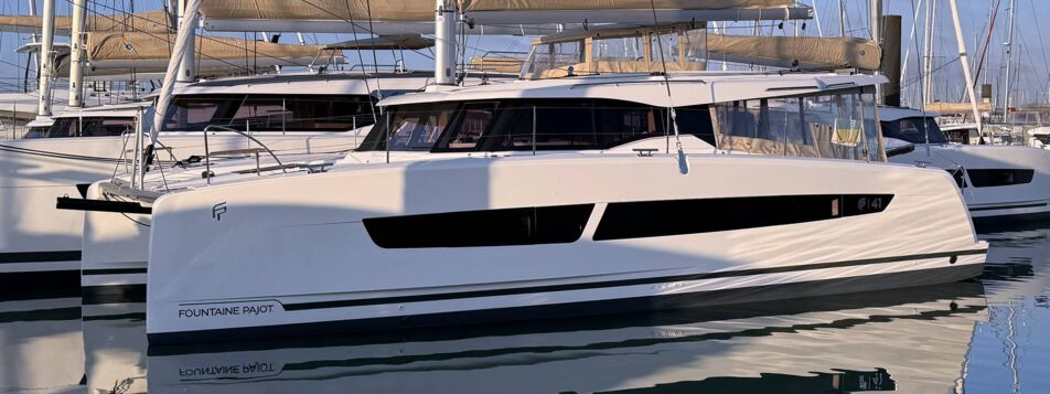 Bugansicht des Katamarans FP NEW 41 „Gin Mar" mit Fountaine-Pajot-Schriftzug am Steg in Can Pastilla – Yachtcharter Mallorca