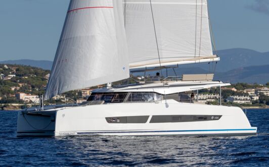Backbordansicht einer FP 44 unter Segeln vor der Küste mit Flybridge (Werftbild) – Yachtcharter Kroatien