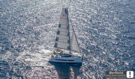 Luftaufnahme eines FP 44 Katamarans unter Segeln auf glitzerndem Meer (Werftbild) – Yachtcharter Mallorca