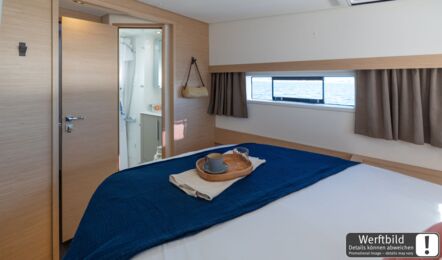 Doppelkabine eines FP 44 Katamarans mit Doppelbett und Tür zur eigenen Nasszelle mit Dusche (Werftbild) – Yachtcharter Mallorca
