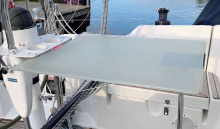 Steckschott wird zum Cockpittisch Aussenaufnahme der Hanse 315 "Mizar" in Barth