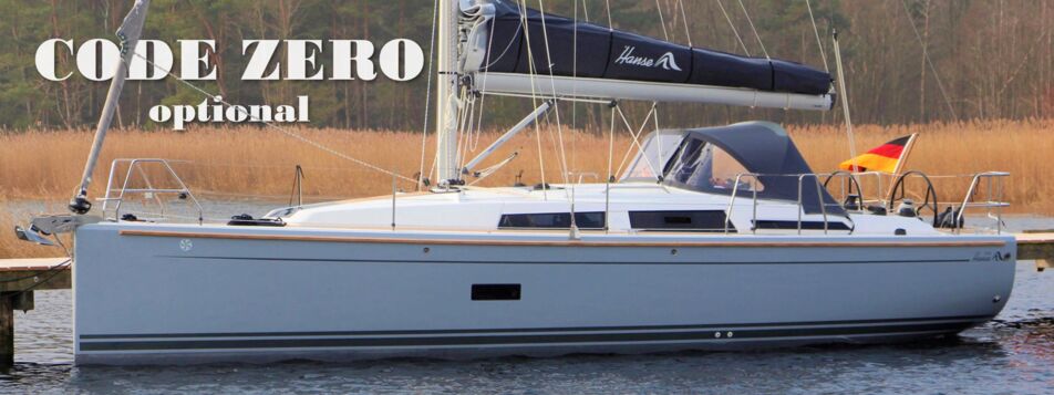 Profilansicht der Segelyacht Hanse 348 „Greyone“ am ruhigen Wasser vor Heiligenhafen – Yachtcharter Ostsee