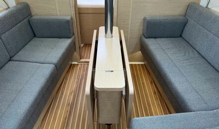 Salontisch Innenaufnahme der Hanse 348 Nalani in Heiligenhafen