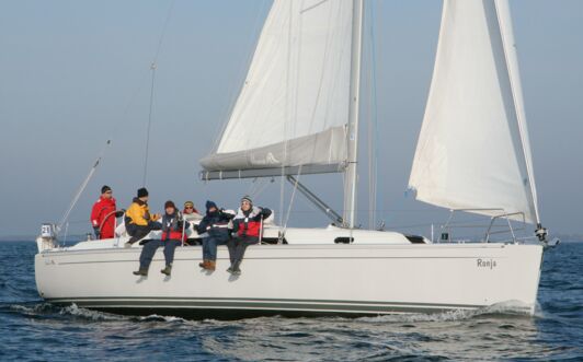 Backbord Aussenaufnahme der Hanse 370 "Ronja" in Barth