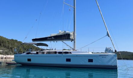 Seitenansicht der Segelyacht Hanse 418 „seahawk“ mit stehendem Rigg vor Anker in türkisem Wasser – Yachtcharter Kroatien