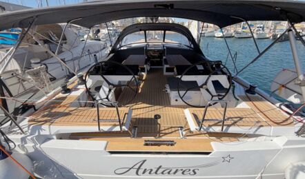 Heckansicht mit Blick ins Cockpit der Hanse 460 „Antares“ mit zwei vollausgestatteten Steuerständen, synthetisches Vollteak und Bimini – Yachtcharter Mallorca