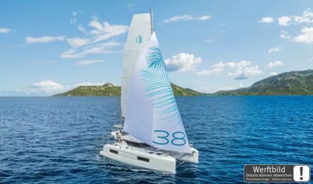 Steuerbordansicht einer Lagoon 38 aus der Vogelperspektive unter Segeln vor bergiger Küste auf offenem Meer (Werftbild) – Yachtcharter Mallorca