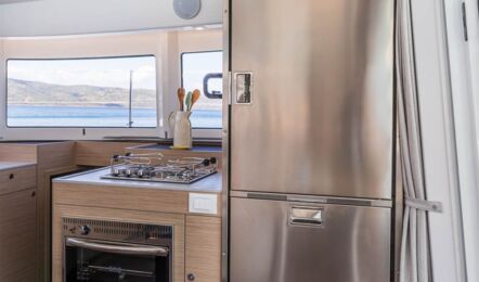 Offene Pantry im Salon einer Lagoon 38 mit Gasherd und großem Kühlschrank (Werftbild) – Yachtcharter Mallorca