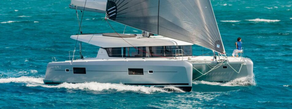 Steuerbord Aussenaufnahme eines Katamarans Lagoon 42 auf Mallorca in Can Pastilla