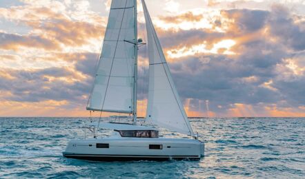 Steuerbord Aussenaufnahme unter Segeln eines Katamarans Lagoon 42 auf Mallorca in Can Pastilla