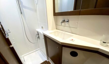 Nasszelle mit Dusche des Katamarans lagoon 450 Irena auf Mallorca in Can Pastilla