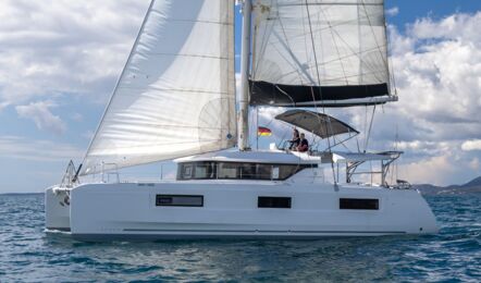 Backbord-Profil des Katamarans Lagoon 46 „Voyager“ unter vollen Segeln vor Mallorca – Yachtcharter Can Pastilla