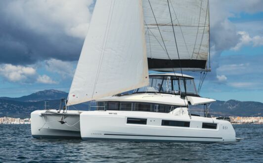 Bug Aussenaufnahme der Lagoon 51 „Selanja“ in Can Pastilla auf Mallorca