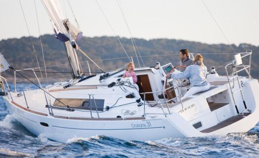 Backbord Aussenaufnahme einer Oceanis 31 in Heiligenhafen