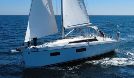 Ansicht der Backseite der Segelyacht Oceanis 34.1 „Fiete” mit gehissten Segeln auf offener See vor Heiligenhafen – Yachtcharter Ostsee