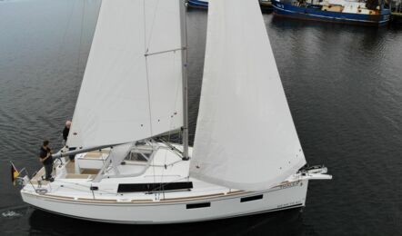 Oceanis-35-1-2-aussenaufnahme-08