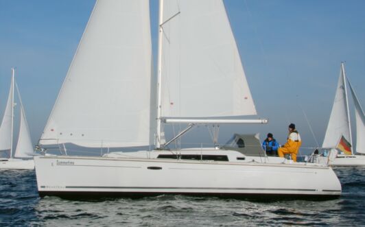Backbord Aussenaufnahme der Oceanis 37 "Summertime" in Heiligenhafen