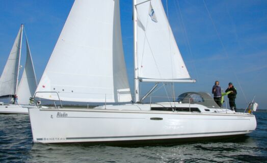 Backbord Aussenaufnahme der Oceanis 37 "Aladin" in Barth