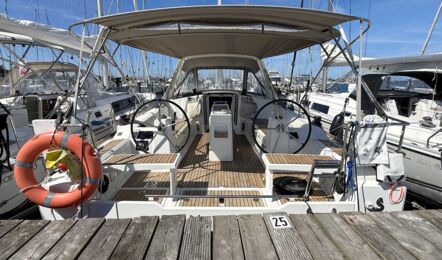 Blick ins Cockpit der Segelyacht Oceanis 38.1 „Nature“ vom Heck mit zwei Steuerständen, Bimini und Teakboden am Steg in Heiligenhafen – Yachtcharter Ostsee