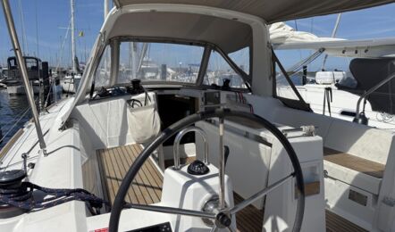 Blick ins Cockpit der Segelyacht Oceanis 38.1 „Nature“ mit Steuerstand auf der Backbordseite, Sprayhood, Targabügel und Bimini am Steg in Heiligenhafen – Yachtcharter Ostsee