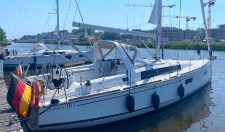 Steuerbordansicht des Heckbereichs der Segelyacht Oceanis 38.1 „Nature“ mit Bimini und Targabügel am Steg in Greifswald – Yachtcharter Ostsee