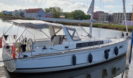 Steuerbordansicht der Segelyacht Oceanis 38.1 „Nature“ mit Bimini, Sprayhood und Targabügel am Steg in Greifswald – Yachtcharter Ostsee