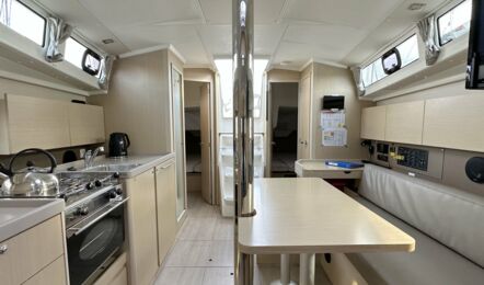 Salon Innenaufnahme der Oceanis 38.1 "Yucabay" in Flensburg (alte Kojenpolster)