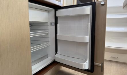 Großer Kühlschrank in der Pantry der Segelyacht Oceanis 38.1 „Nature“ – Yachtcharter Ostsee