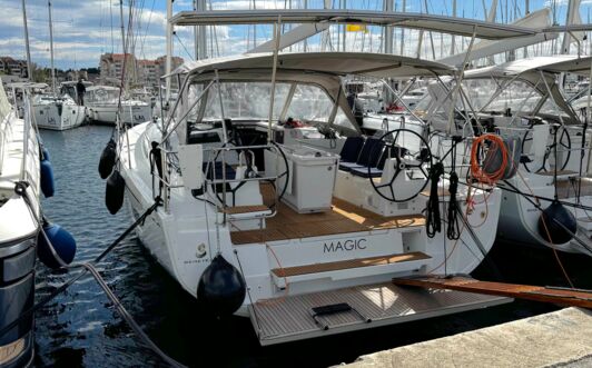 Heck Aussenaufnahme der Oceanis 40.1 „Magic“ in Biograd in Kroatien