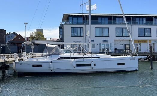 Backbord-Seitenprofil der Segelyacht Oceanis 40.1 „Raya“ am Steg in Heiligenhafen – Yachtcharter Ostsee