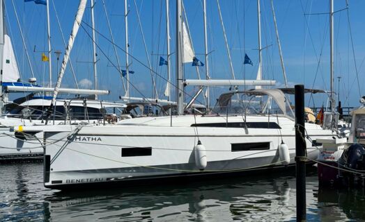Bug Backbord Aussenaufnahme der Oceanis 40.1 „Hatha“ in Heiligenhafen