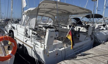 Cockpit der Segelyacht Oceanis 47 „Große Freiheit“ vom Heck auf der Backbordseite mit Bimini – Yachtcharter Ostsee
