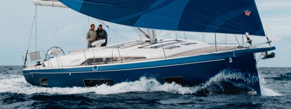 Eine Beneteau Oceanis 47 segelt unter blauem Gennaker über das offene Meer – Yachtcharter Ostsee (Werftbild)