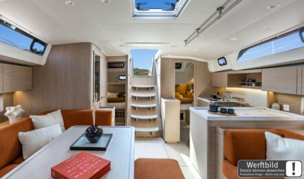 Heller Salon einer Oceanis 47 mit offener Pantry und Blick auf zwei Achterkabinen (Werftbild) – Yachtcharter Kroatien