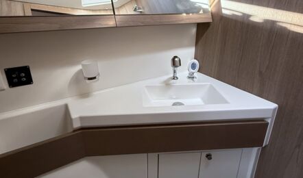 Nasszelle im Vorschiff auf der Steuerbordseite der Segelyacht Oceanis 47 „Große Freiheit“ mit WC, Spüle und Dusche, zugänglich von der Steuerbord-Bugkabine – Yachtcharter Ostsee