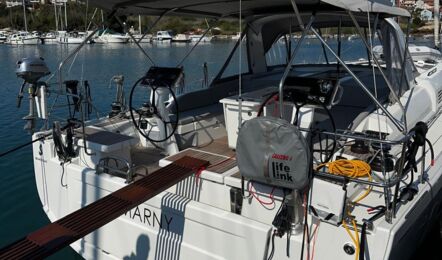 Blick ins Cockpit der Segelyacht Oceanis 51.1.3 „Marny“ mit Teakboden, Bimini und zwei Steuerständen am Steg in Pula – Yachtcharter Kroatien
