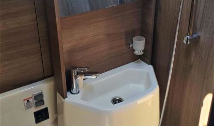 Badezimmer im Bug auf der Steuerbordseite der Segelyacht Oceanis 52 „Orange“ mit Toilette, Dusche, Waschbecken und Spiegel - Yachtcharter Kroatien