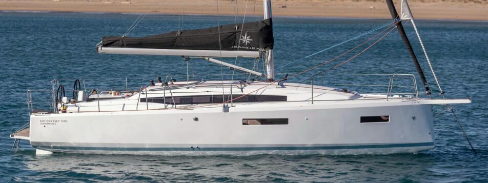 Seitenansicht einer Segelyacht Sun Odyssey 380 vor Anker an flacher Küste – Yachtcharter Ostsee (Werftbild)