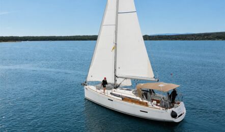 Die Segelyacht Sun Odyssey 389.2 „Tara" unter vollen Segeln mit Crew an Bord vor Punat – Yachtcharter Kroatien