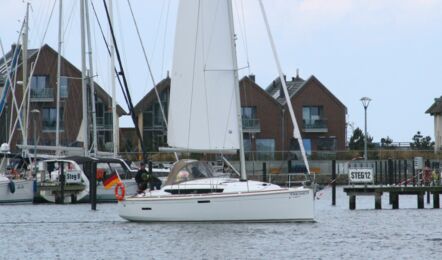 Steuerbord Aussenaufnahme der Sun Odyssey 389 "Freiheit" in Greifswald
