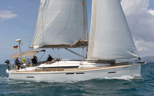 Aussenaufnahme Steuerbord unter Segeln des ehemaligen Schwesterschiffes Sun Odyssey 409 Elisa in Kroatien