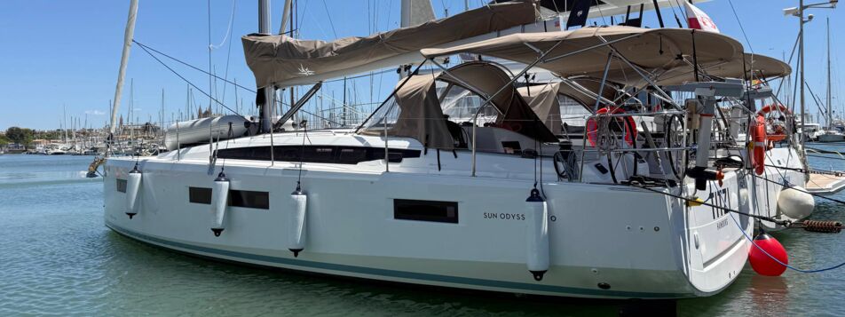 Backbord-Seitenansicht der Sun Odyssey 410 „Titzi“ mit Bimini am Liegeplatz in Palma de Mallorca – Yachtcharter Mallorca